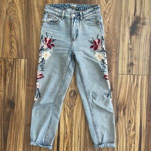 Women’s embroidered jeans - size 25